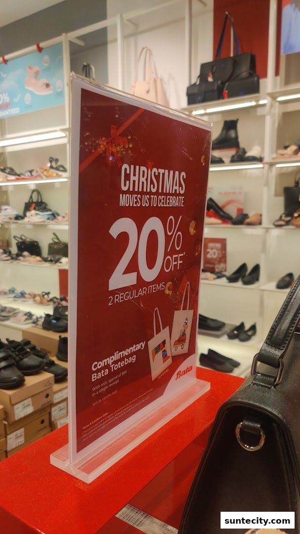 A sign advertising a 20% discount and a complimentary tote bag at Bata.