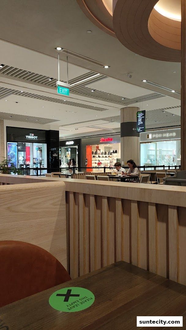 View of a shopping mall interior with several stores, including Bata, Tissot, and Aldo.