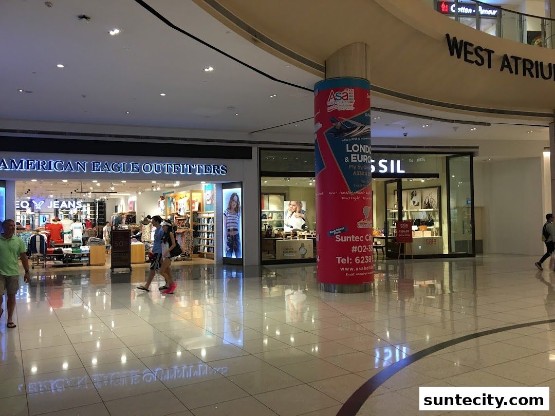 The Fossil store entrance is visible in a shopping mall, next to American Eagle Outfitters.