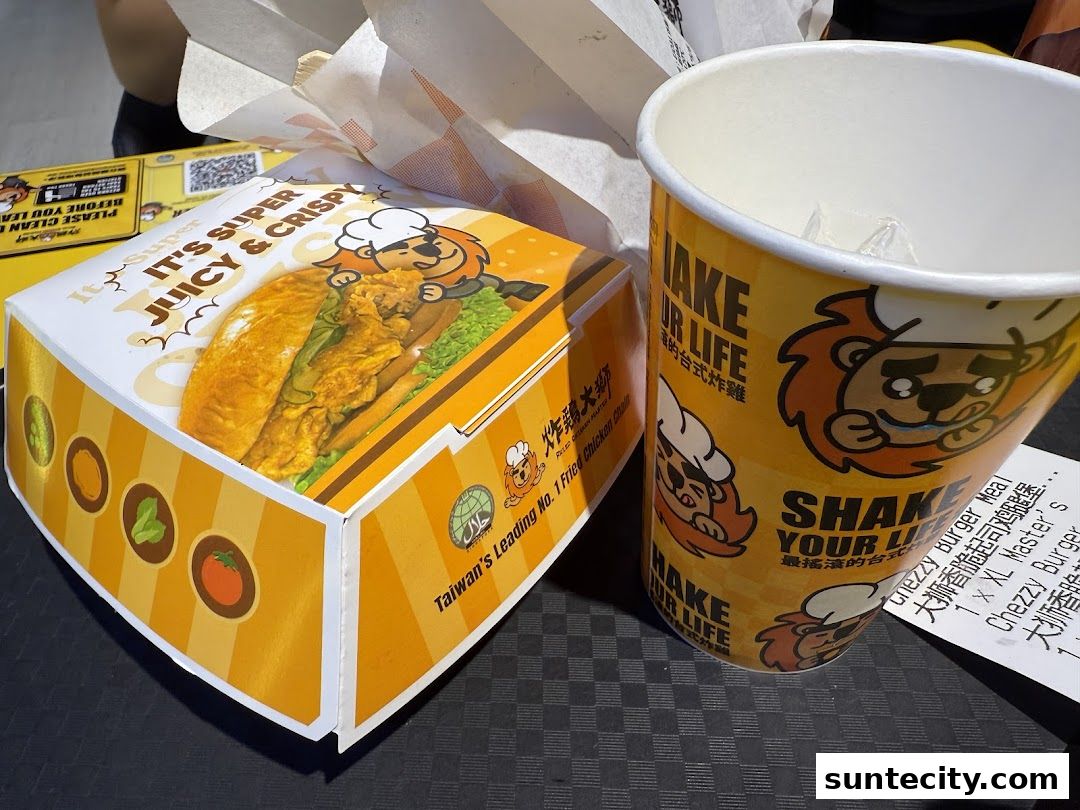 A fried chicken burger box and a drink cup from Fried Chicken Master.