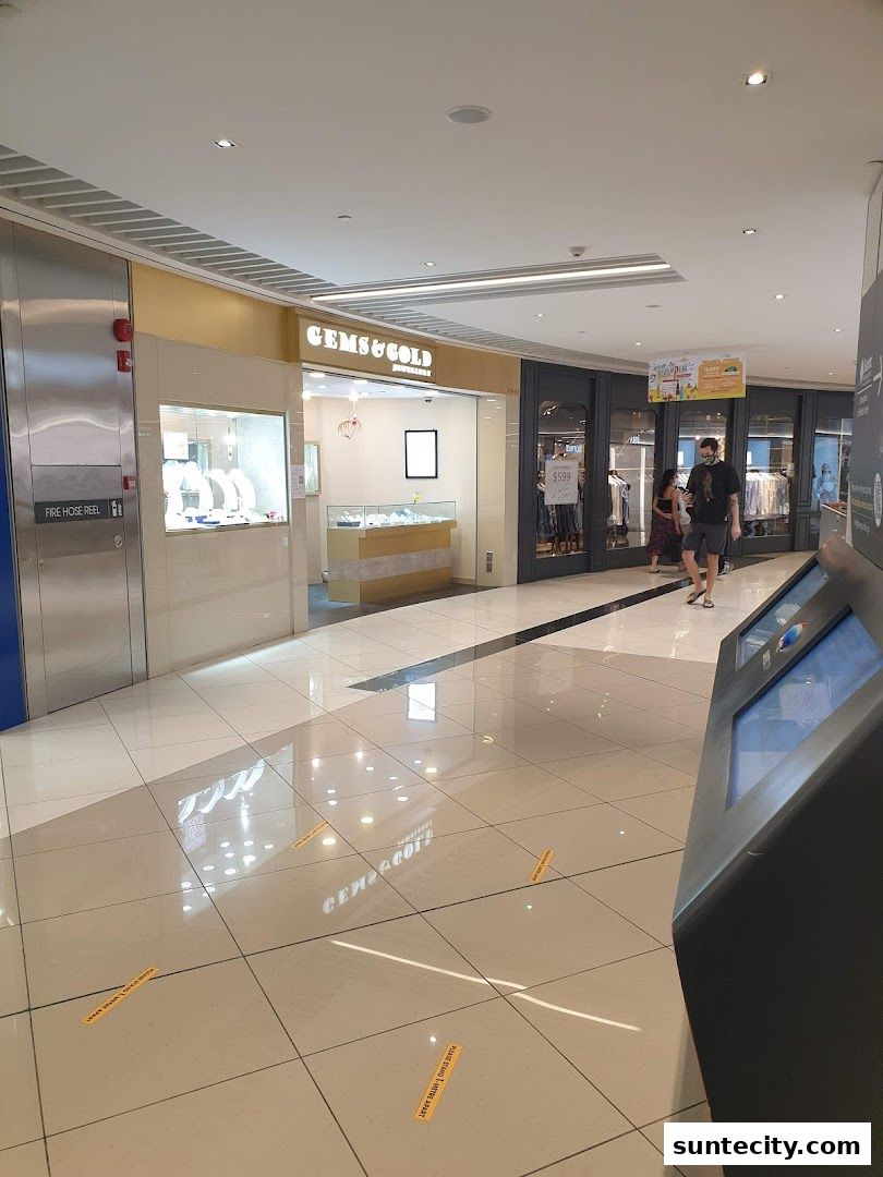 The exterior of a jewelry store named Gems & Gold Jewellery in a shopping mall.