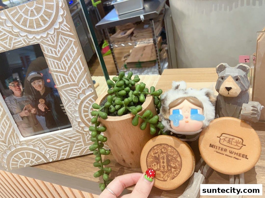 A display featuring a photo frame, a plant, and decorative items including a bear and character figures.