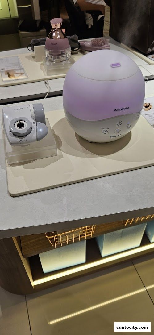 OSIM uMist Aroma diffuser and uPure 2 air purifier on display.