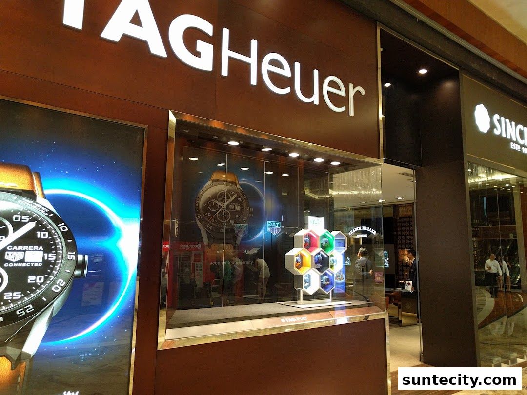 Exterior view of Sincere Fine Watches, showcasing TAG Heuer and Franck Muller displays.