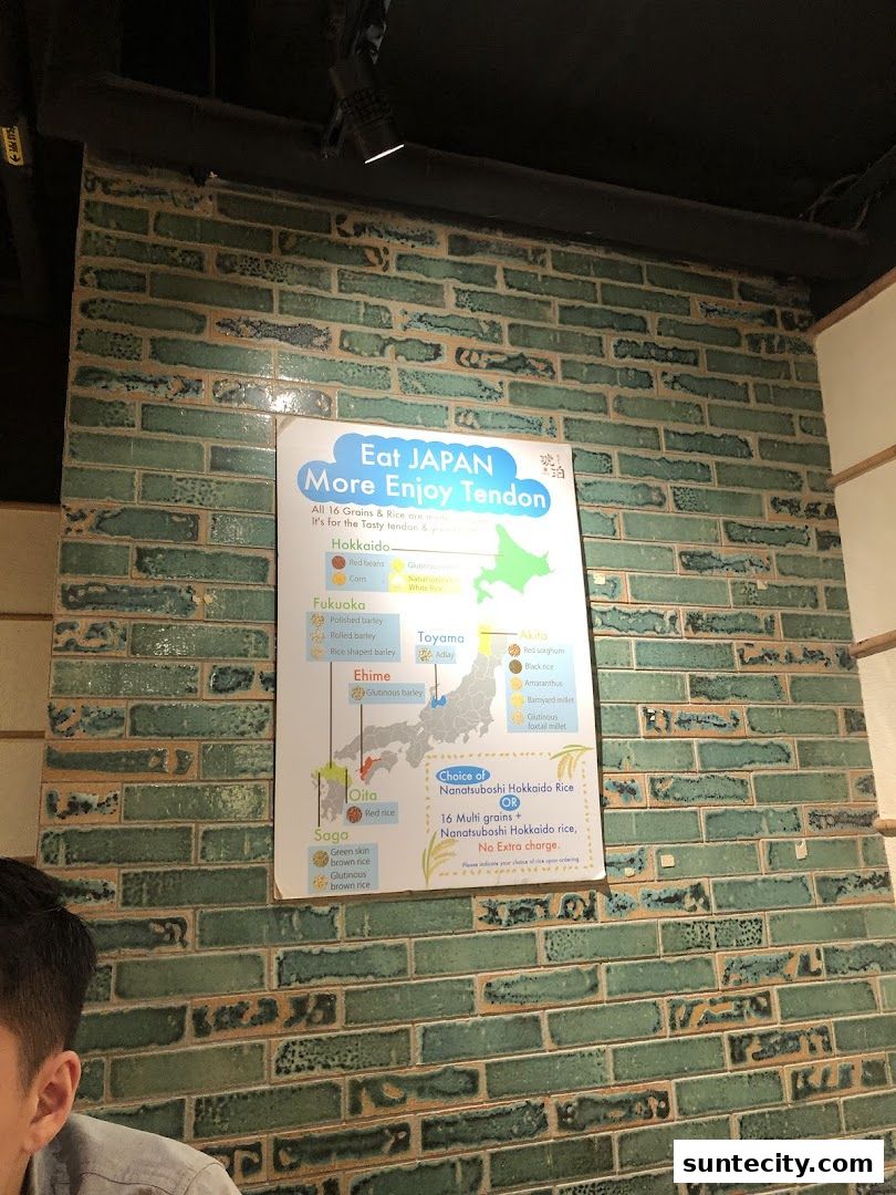 A sign detailing different types of grains and rice available for tendon dishes.