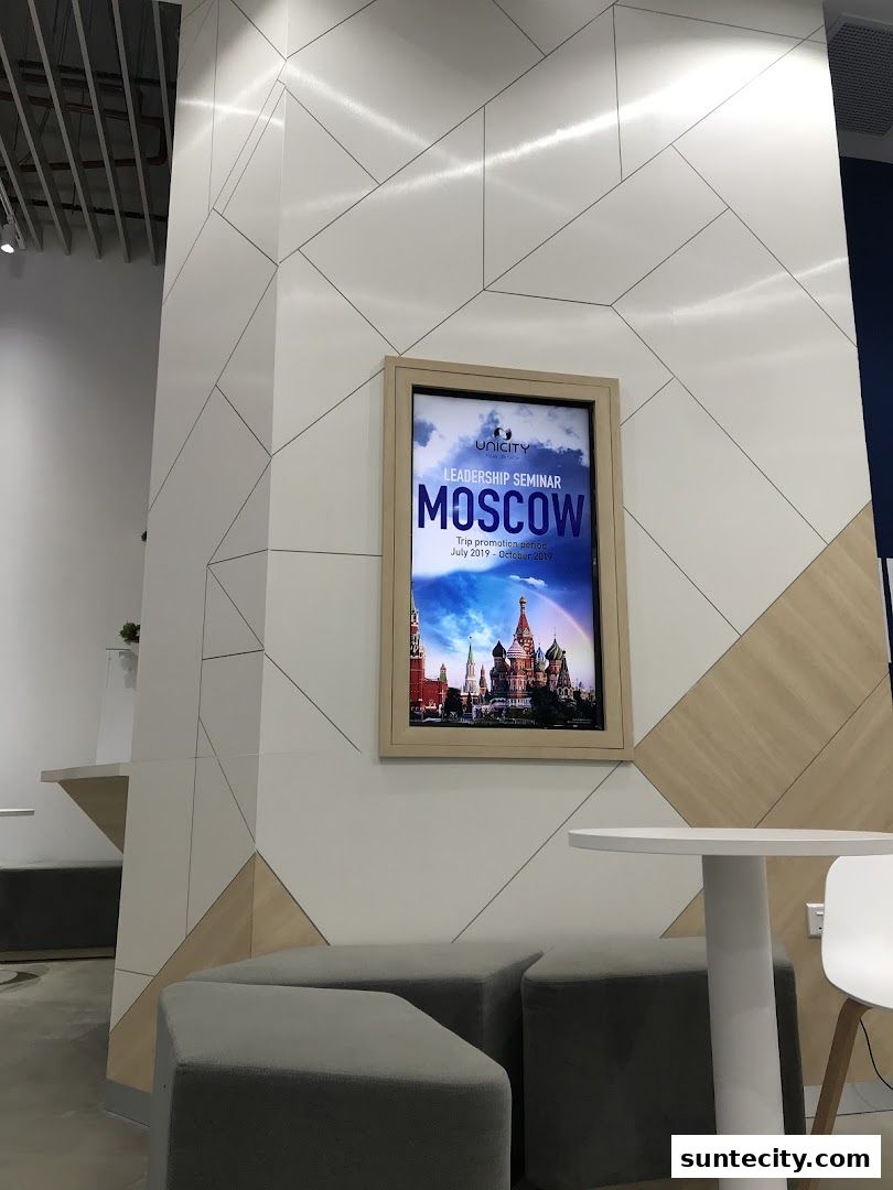 A digital display advertises a Unicity Leadership Seminar in Moscow, with St. Basil's Cathedral pictured.